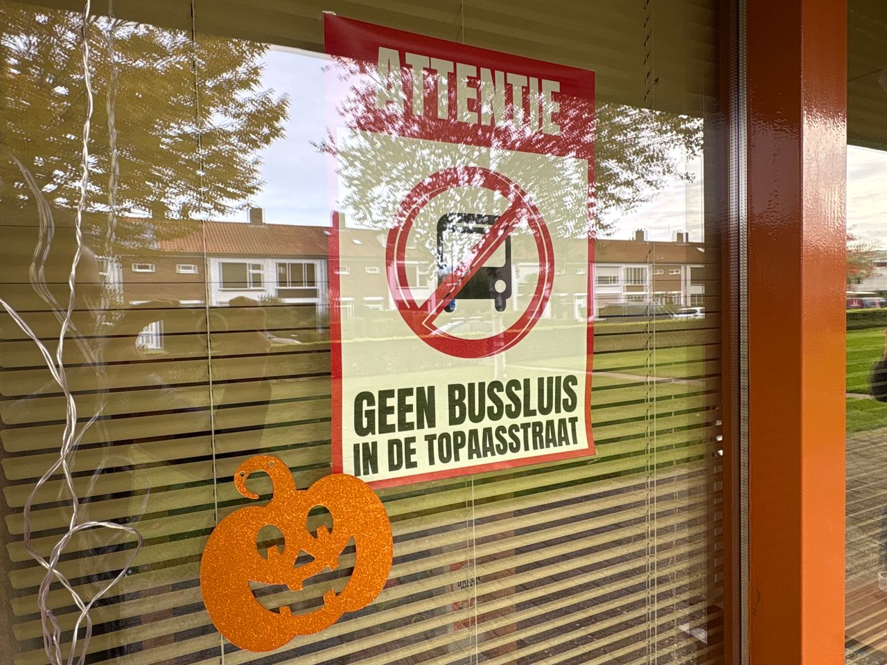 Bussen is pas Halloween voor deze bewoner (foto: Raymond Merkx)>