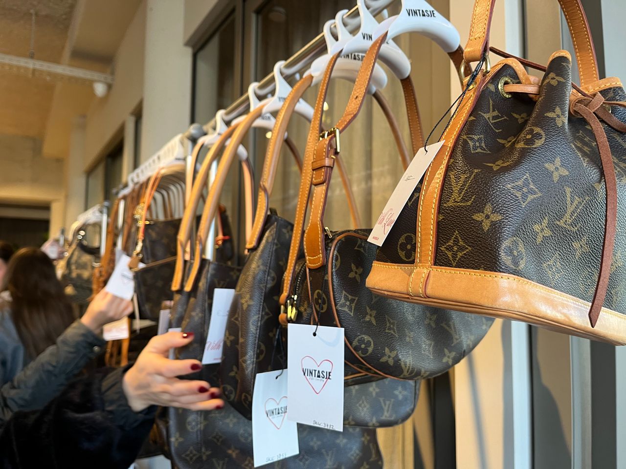 Voelen hoe die designertassen voelen (foto: Floortje Steigenga).