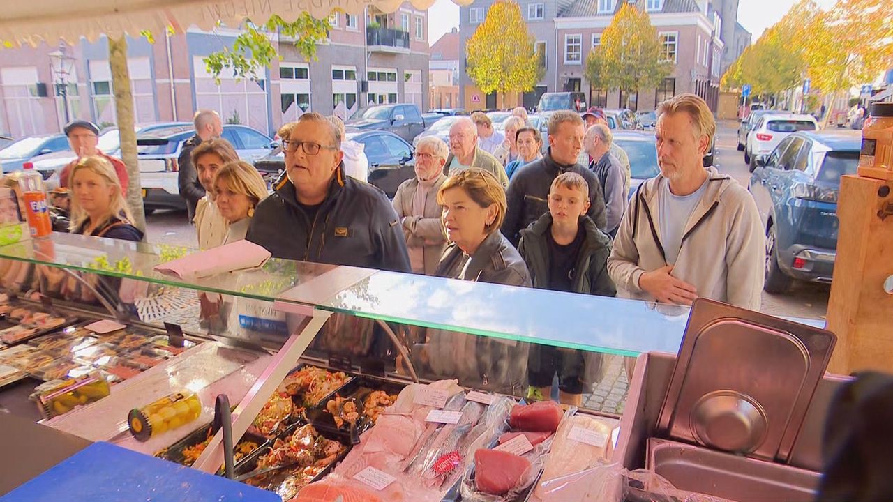 Onrust onder de klanten van de viskraam in Vught (foto: Omroep Brabant).
