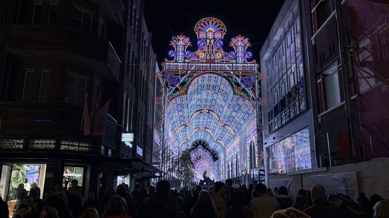 Ook in de lichttunnel kon je over de koppen lopen (foto: Rogier van Son).