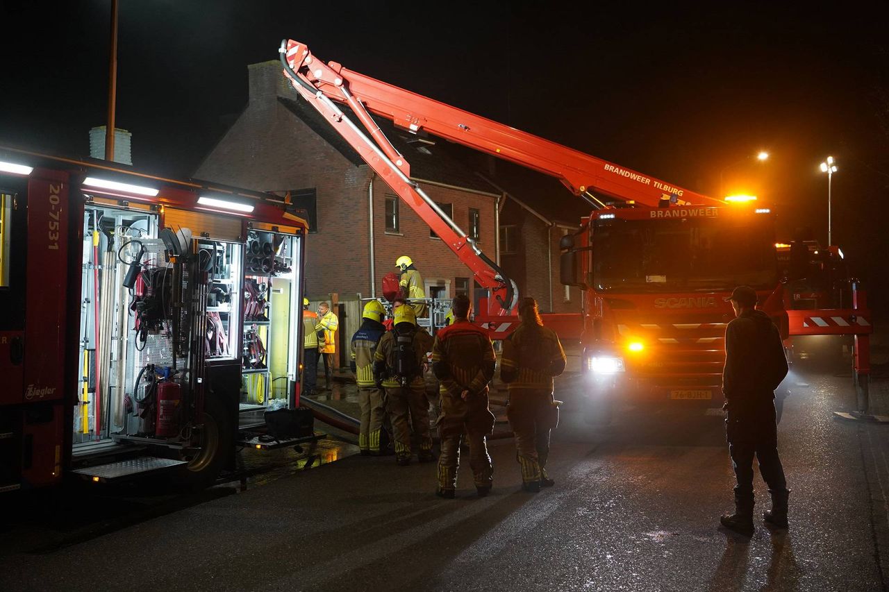 De brand brak uit in de meterkast (foto: Jeroen Stuve/Persbureau Heitink).