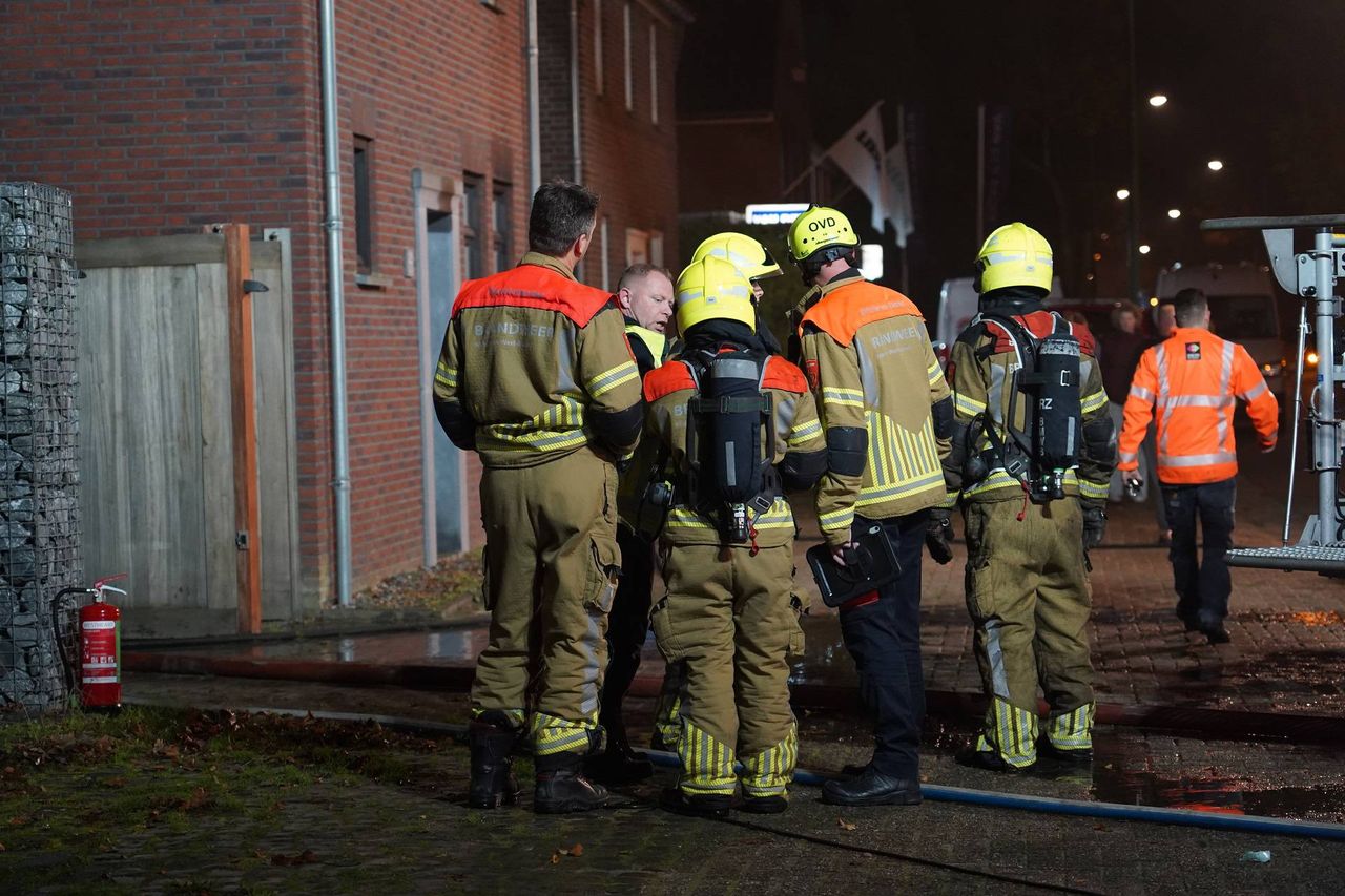De brand brak uit in de meterkast (foto: Jeroen Stuve/Persbureau Heitink).