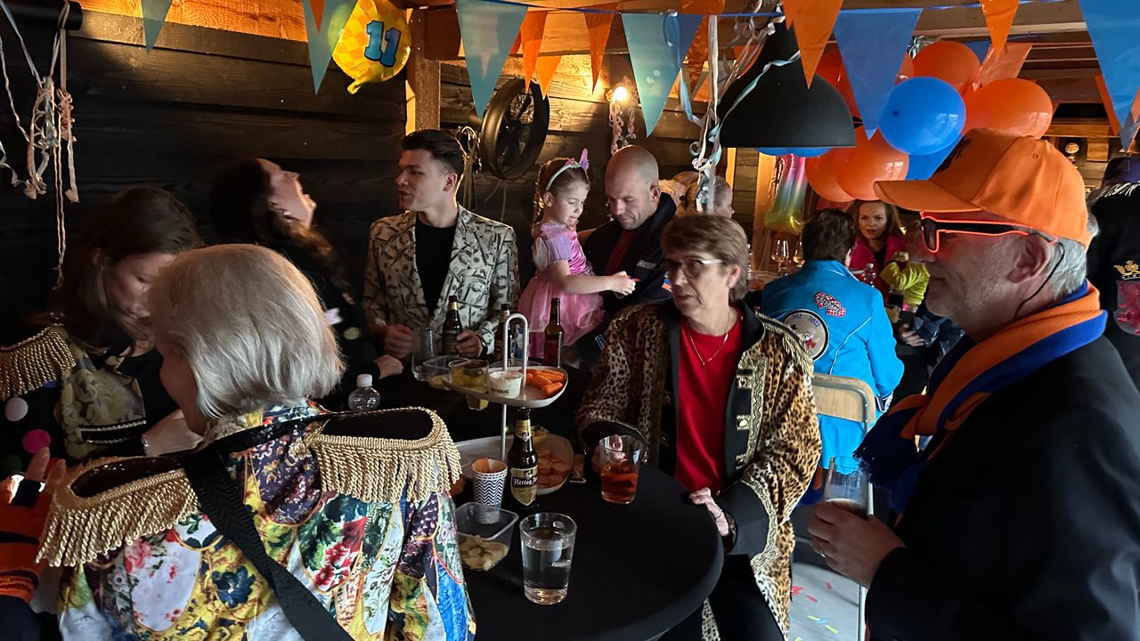 Op dit verjaardagsfeest is het thema altijd: carnaval (foto: Floortje Steigenga)