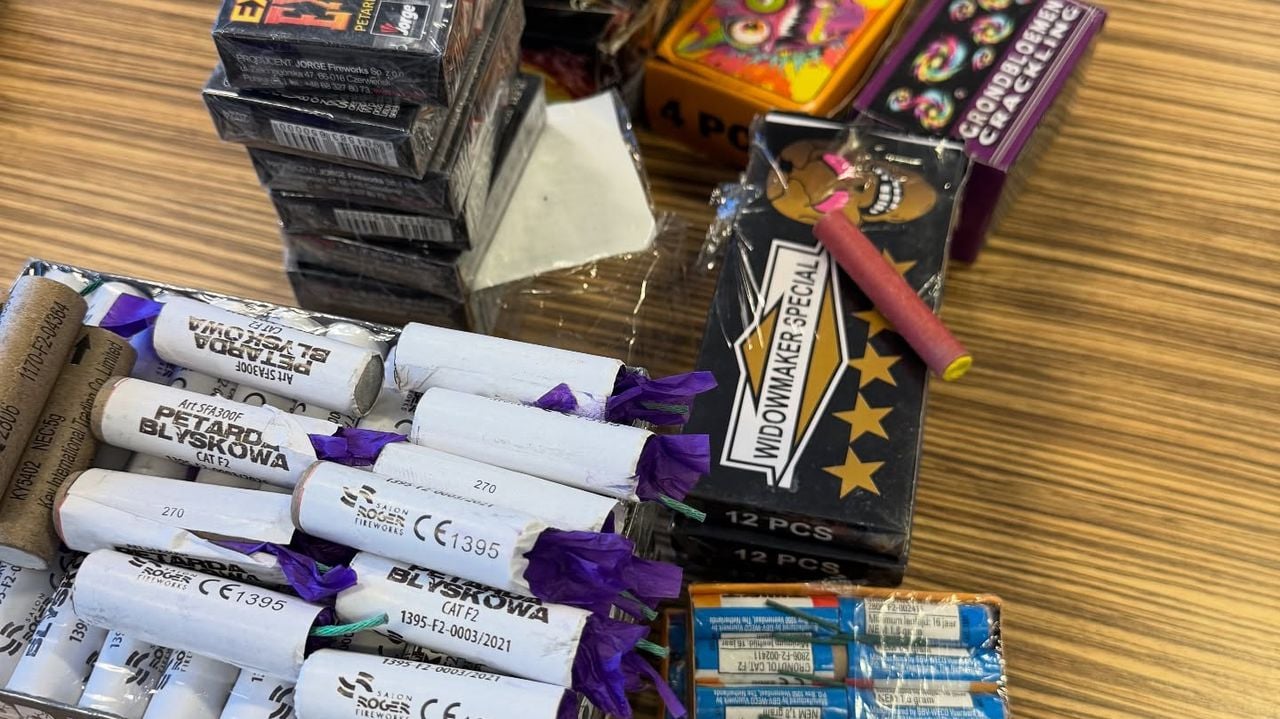 Een deel van het in beslaggenomen vuurwerk (foto: politie Bergeijk, Eersel, Bladel, Reusel-De Mierden op Facebook).