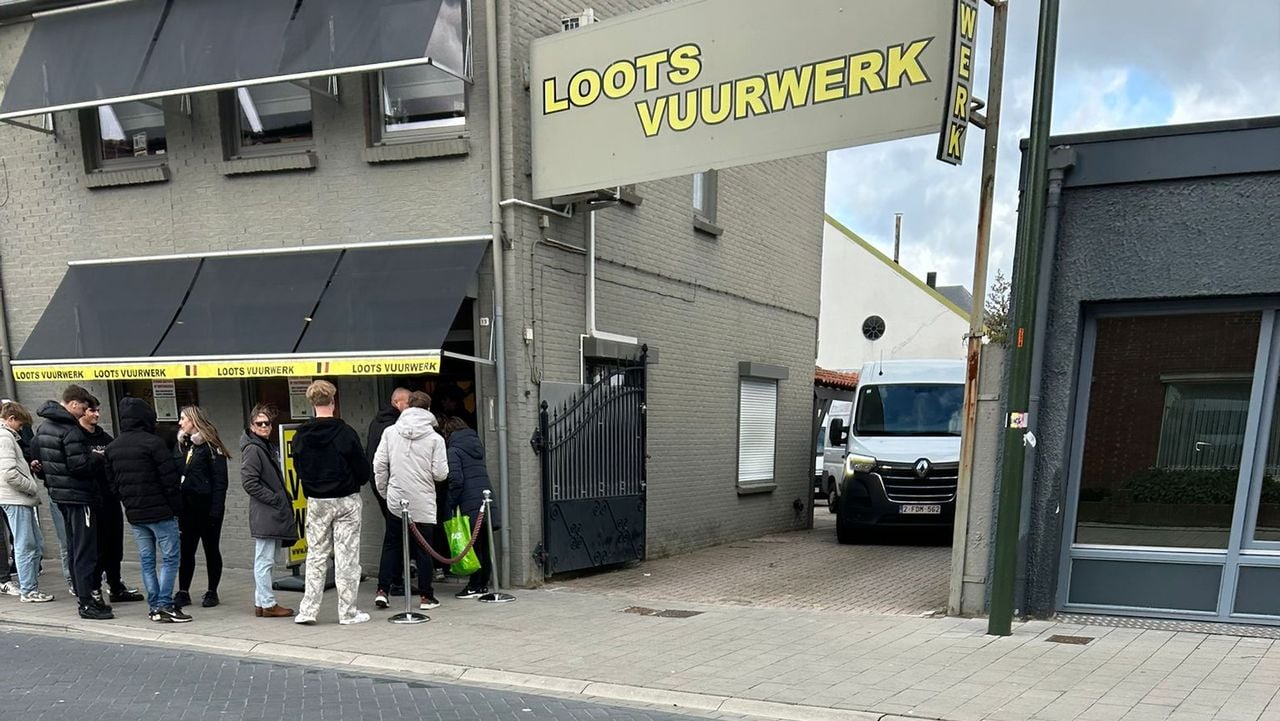 Busjes lossen vuurwerk.