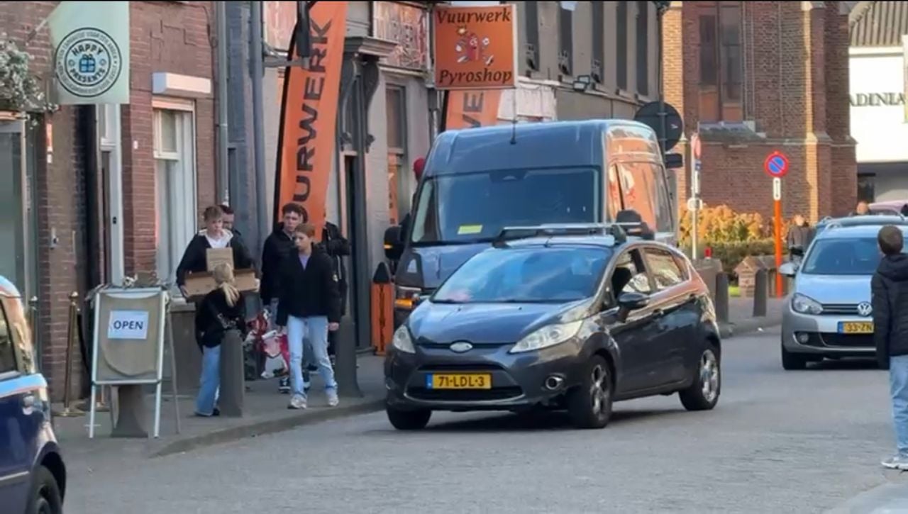 Een busje lost vuurwerk in de Molenstraat in Baarle Hertog (foto: redactie).