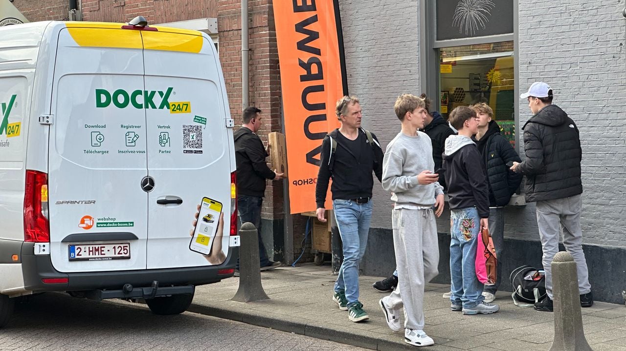 Vuurwerk wordt gelost uit een huurbusje (foto: Ronald Sträter).