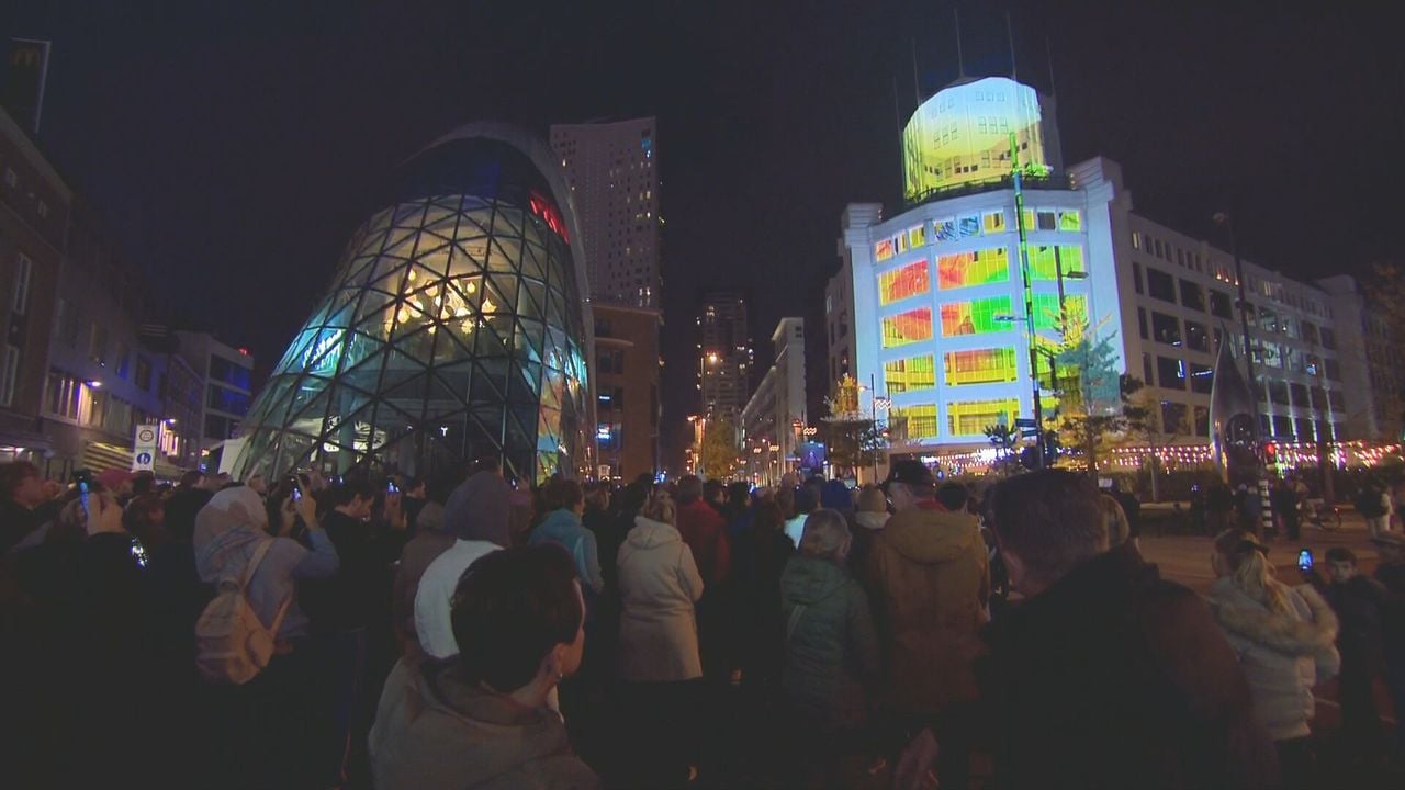 Drukte bij de Lichttoren in het centrum van Eindhoven (foto: Rogier van Son).