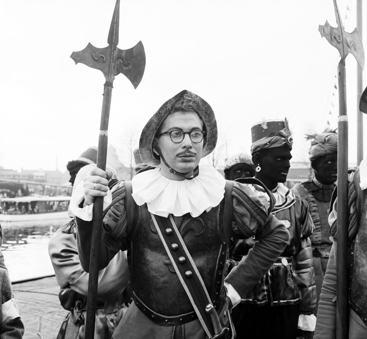 Een Spaanse soldaat met zeer kleurrijke Zwarte Pieten in 1956 (foto: Persbureau Van Eijndhoven/ Regionaal Archief Tilburg)