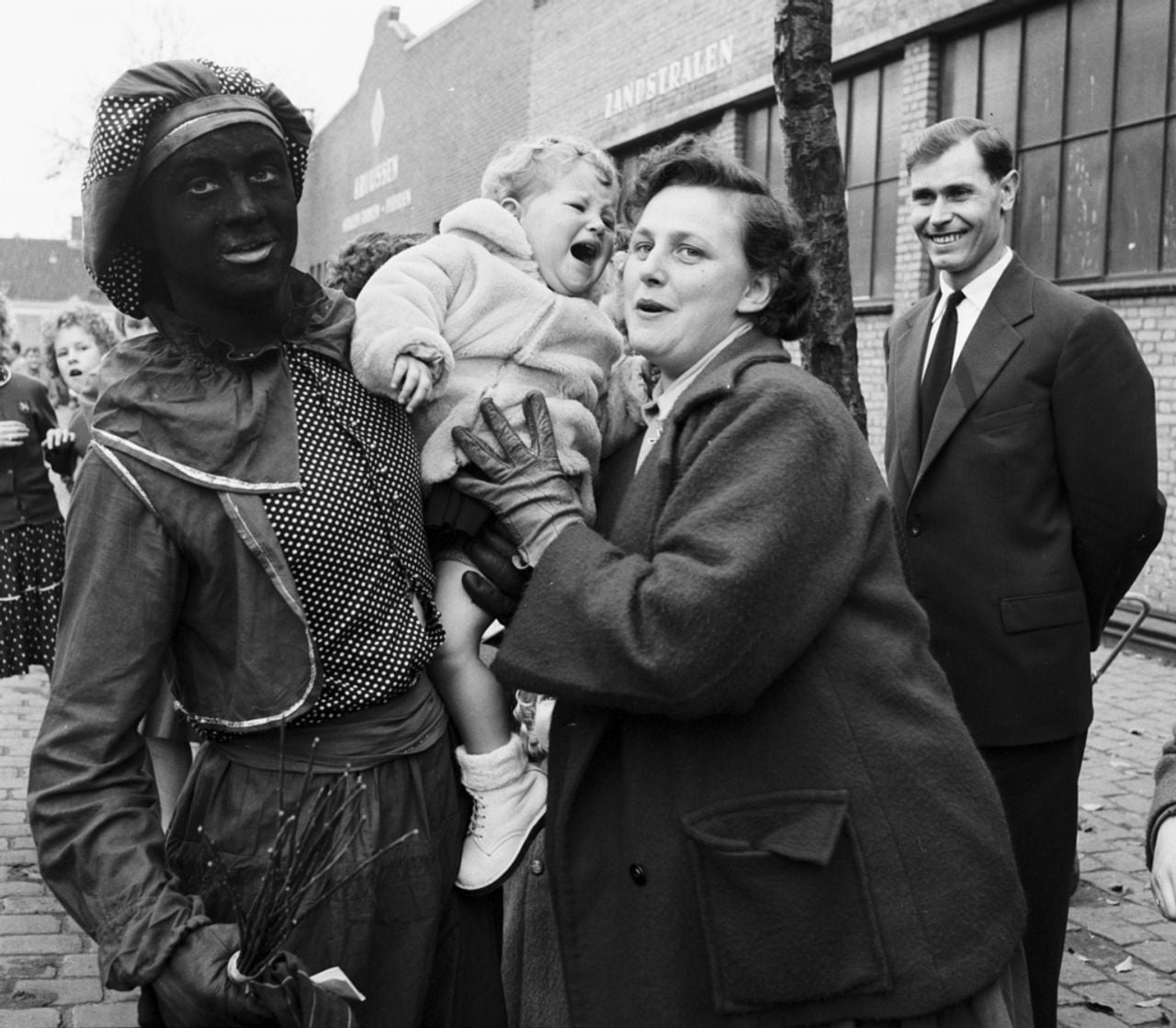 Niet alle kinderen vinden het leuk om Zwarte Piet te ontmoeten (foto: Sinterklaas. De aankomst van Sint Nicolaas in de Piushaven op 4 november 1956 (foto: Persbureau Van Eijndhoven/Regionaal Archief Tilburg).
