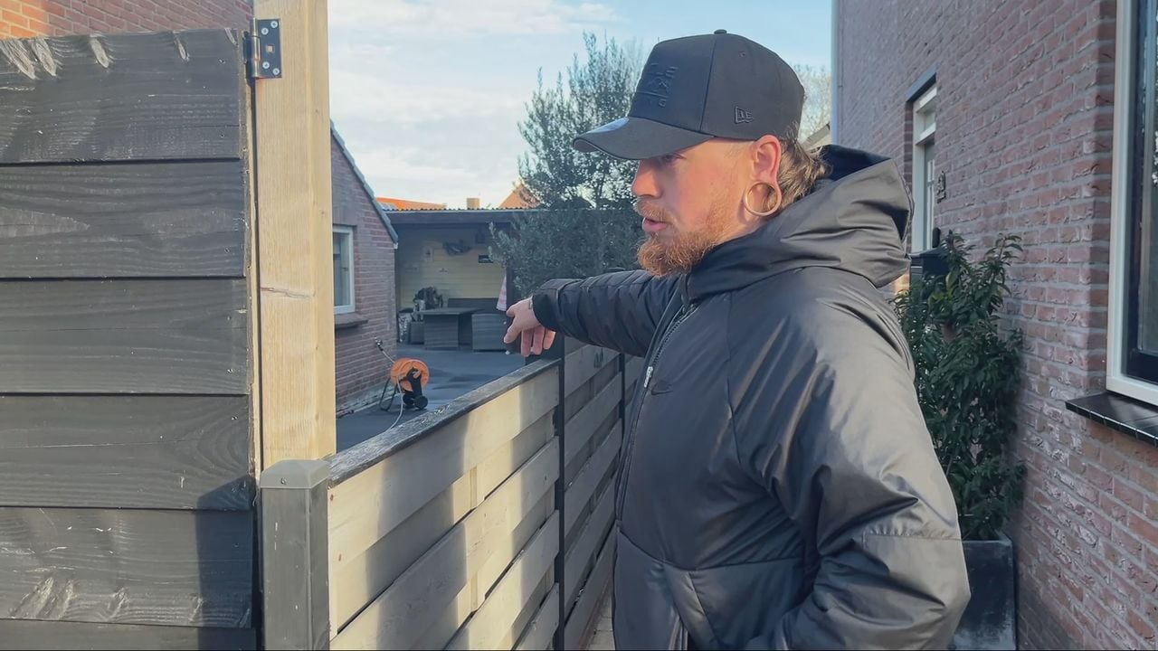 Robin wijst naar de tuin die hij straks verliest (foto: Omroep Brabant).