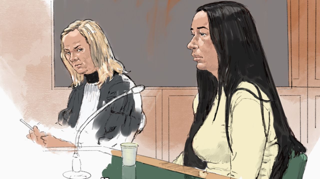 Bouchra D. (25) en haar advocate mr. Van Gorkum (tekening: ANP).