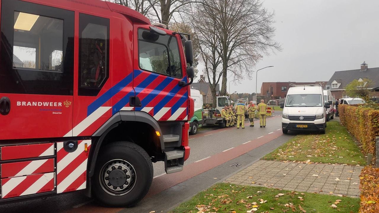 De weg is afgesloten door het gaslek (foto: Harrie Grijseels / Persbureau Heitink).