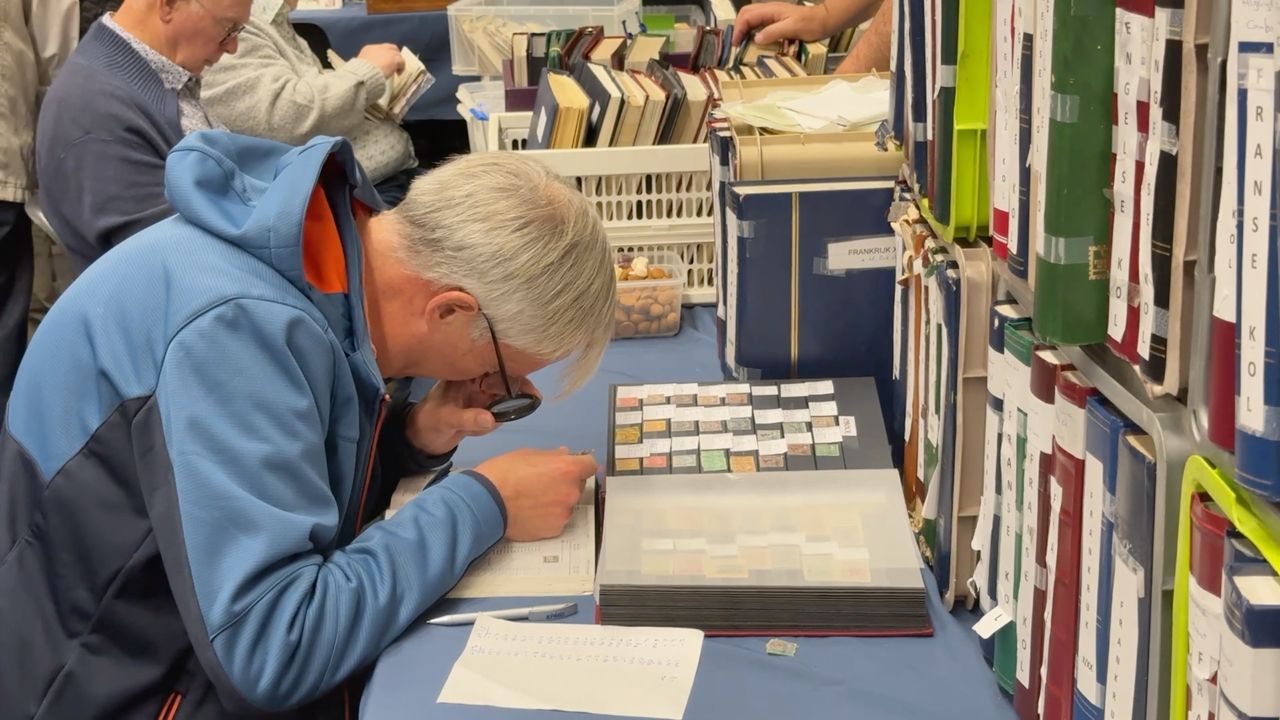 Wim gebruikt een loep (foto: Jos Verkuijlen).