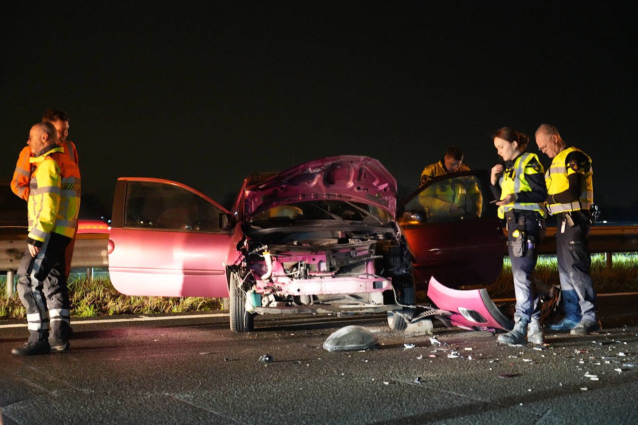 De auto is flink beschadigd (Foto: Jeroen Stuve / Persbureau Heitink.)