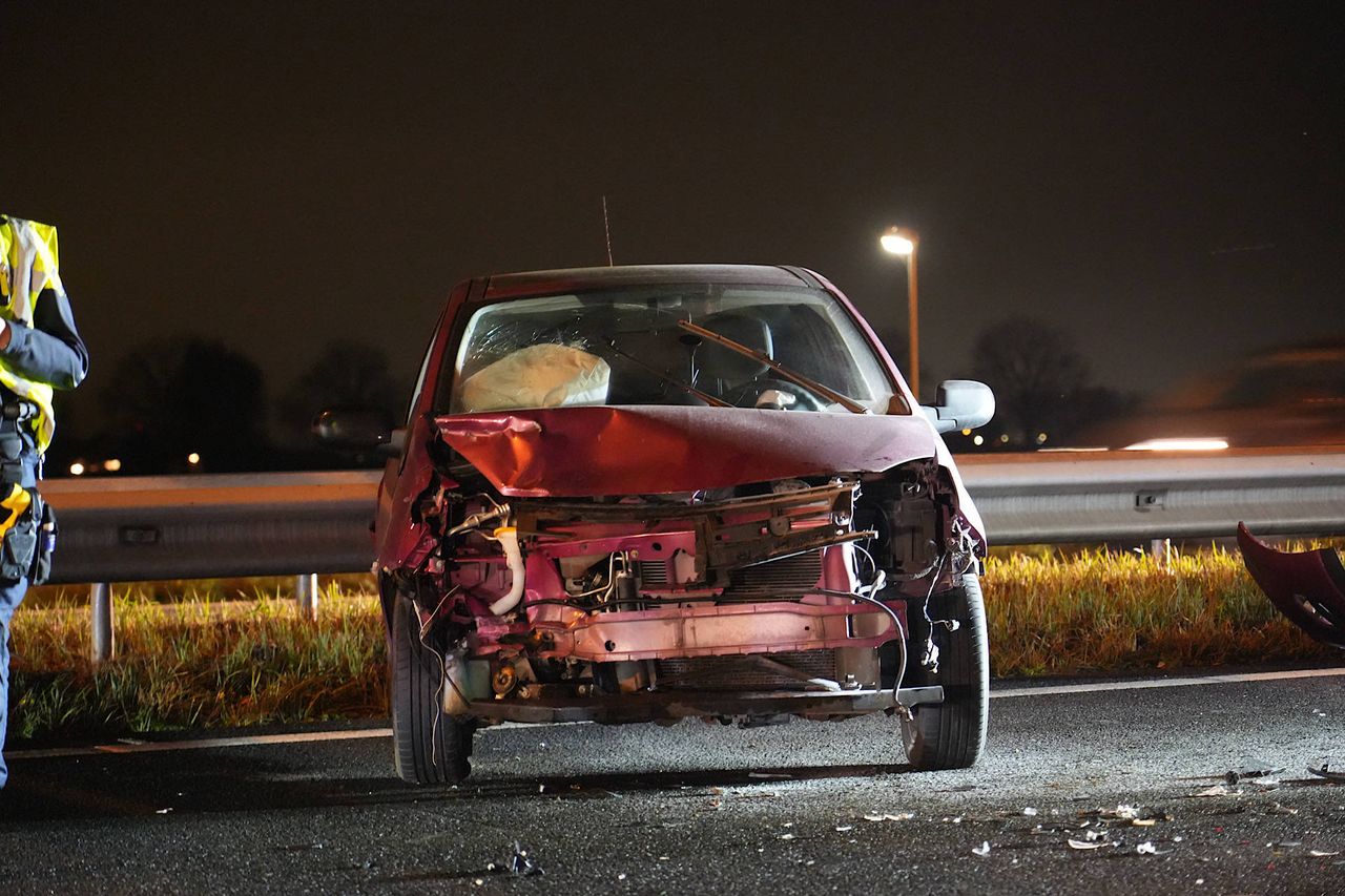 De auto na de botsing (Foto: Jeroen Stuve / Persbureau Heitink.)