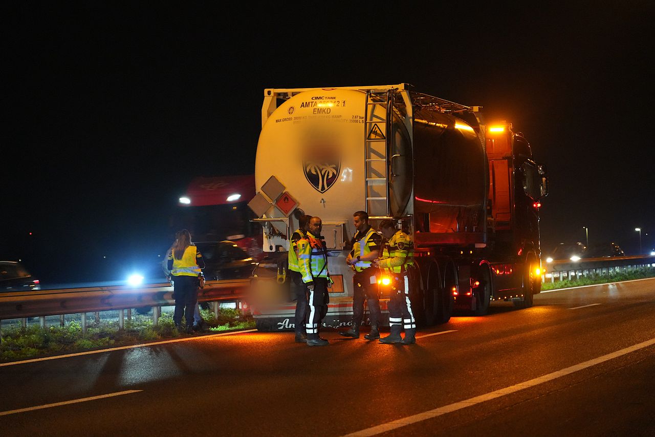 De vrachtwagen waar de auto op botste De auto is flink beschadigd (Foto: Jeroen Stuve / Persbureau Heitink.)
