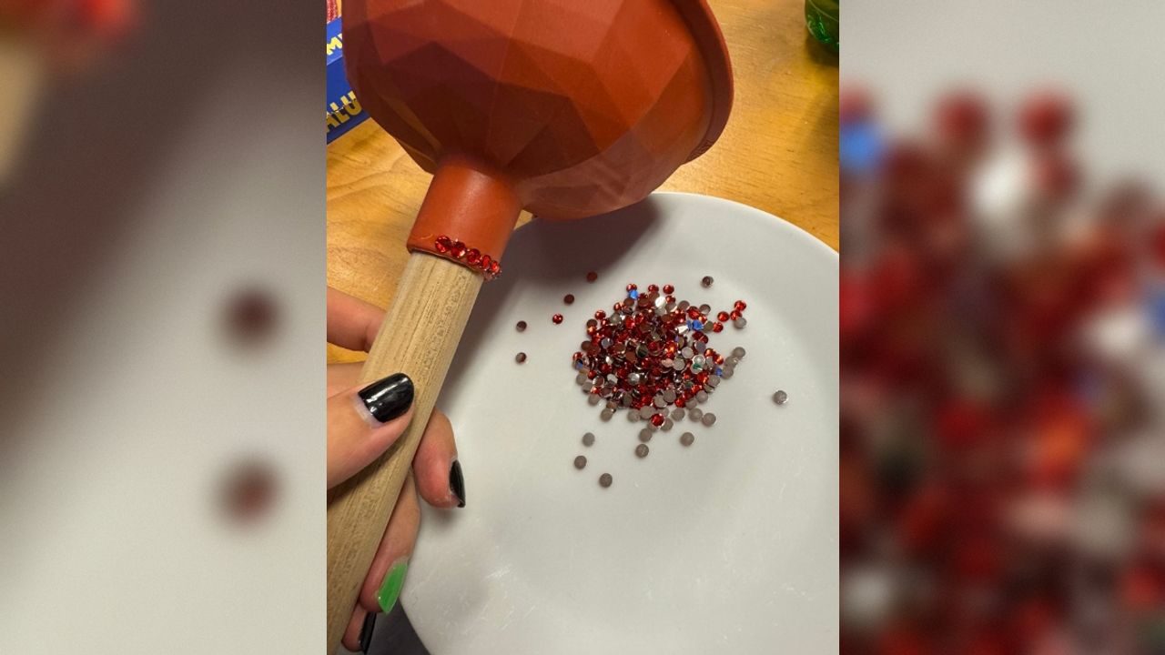 De laatste voorbereidingen voor het songfestival. (foto: privéarchief Emily)