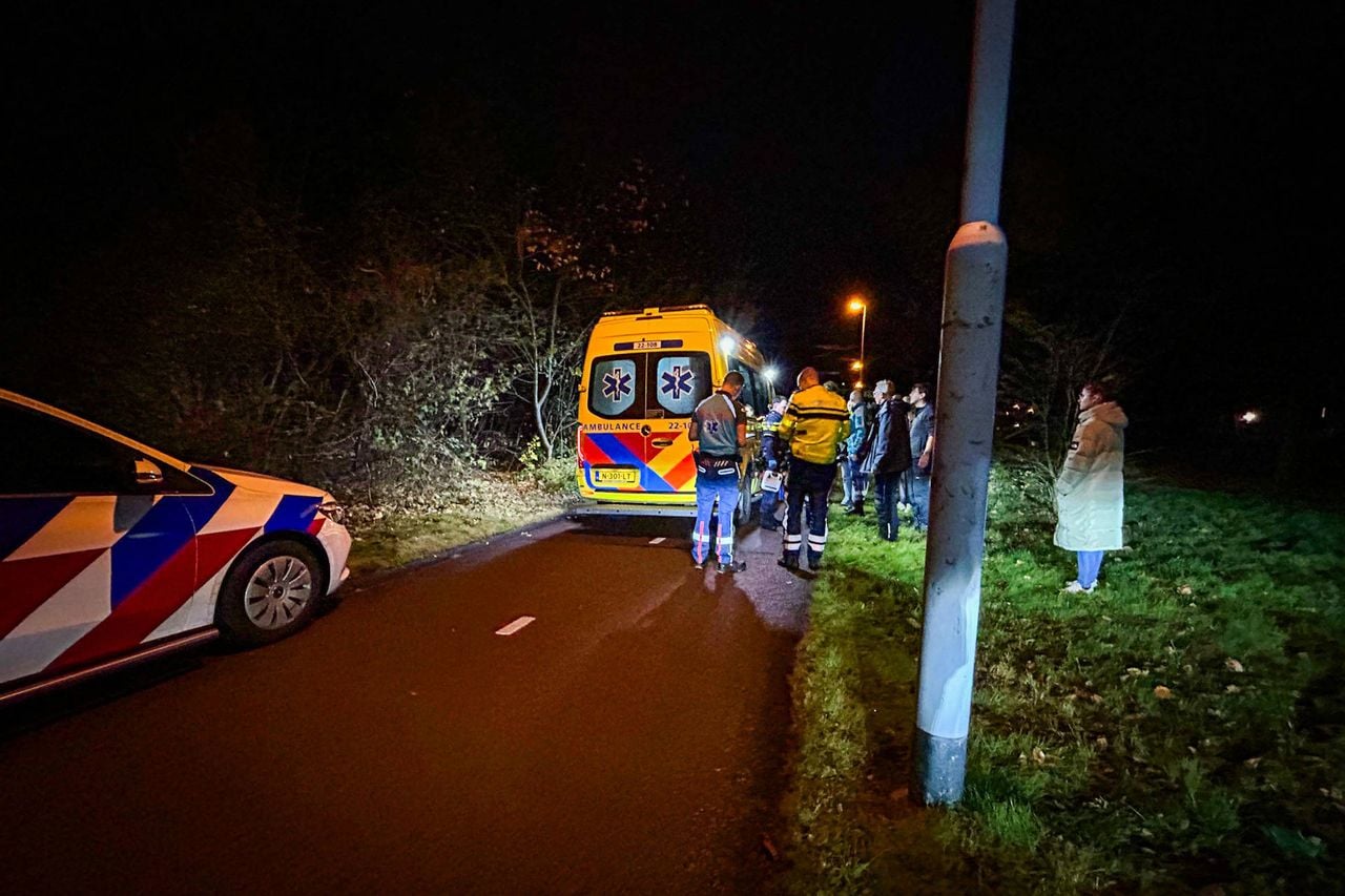 De man werd zwaar gewond naar de ambulance gebracht (Foto: Persbureau Heitink.)