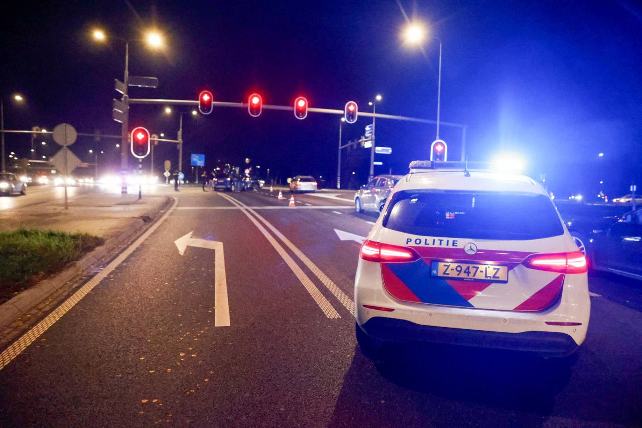 De politie zet twee rijbanen af (Foto: Addy smits / Persbureau Heitink)