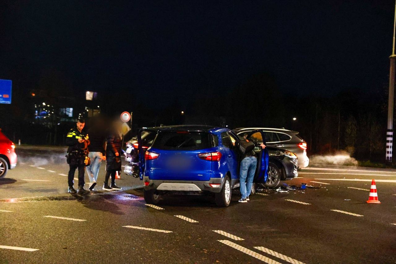 Beide auto's hebben flinke schade (Er ontstond een file door de botsing (Foto: Addy smits / Persbureau Heitink)