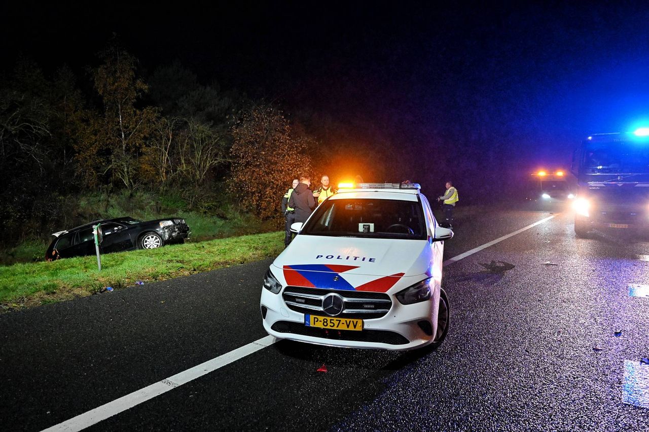De politie doet onderzoek op de A58 bij Tilburg (foto: Toby de Kort/Persbureau Heitink).