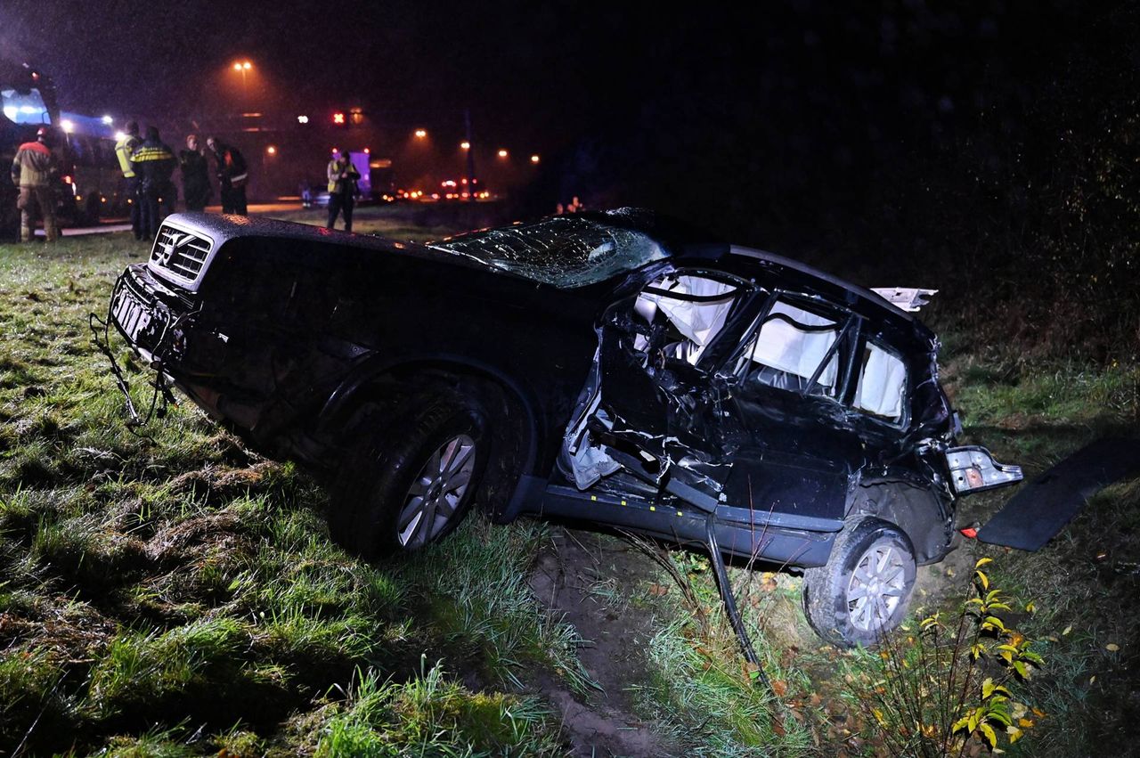 Een van de betrokken auto's kwam bij de aanrijding op de A58 bij Tilburg in de berm terecht (foto: Toby de Kort/Persbureau Heitink).