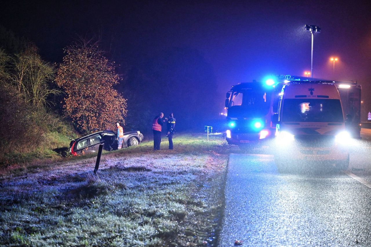 Vanwege de ongelukken werd de A58 bij Tilburg afgezet (foto: Toby de Kort/Persbureau Heitink).