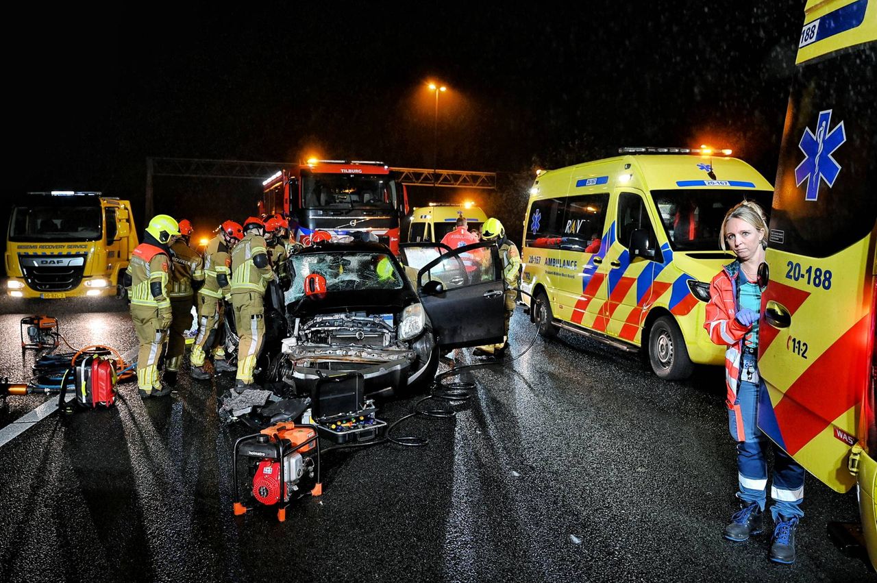 De inzittenden van de auto die op de stilstaande vrachtwagen op de A58 botste, raakten gewond (foto: Toby de Kort/Persbureau Heitink).