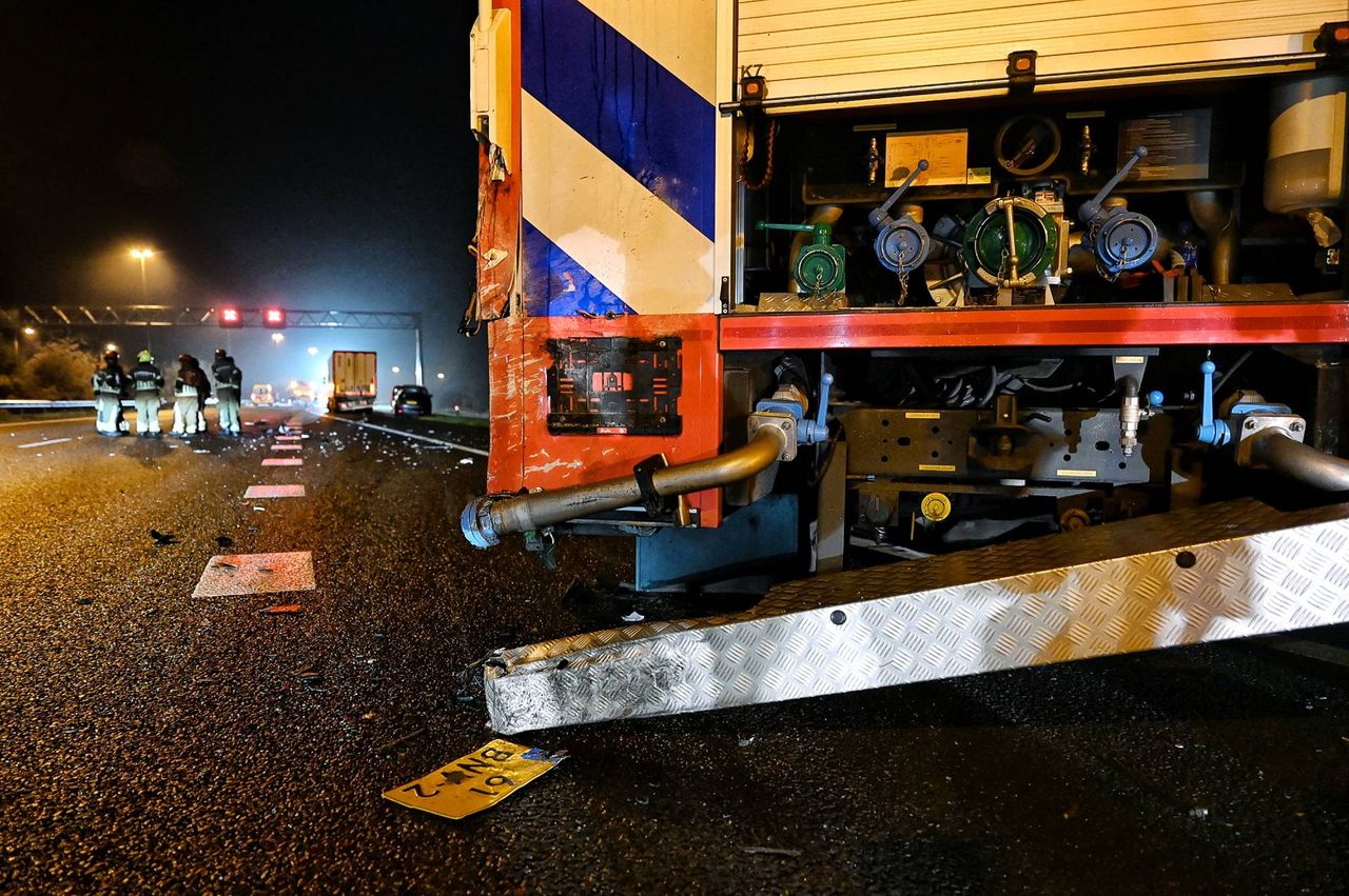 Een automobilist negeerde de rode kruizen boven de A58 en ramde een stilstaande brandweerwagen (foto: Toby de Kort/Persbureau Heitink).
