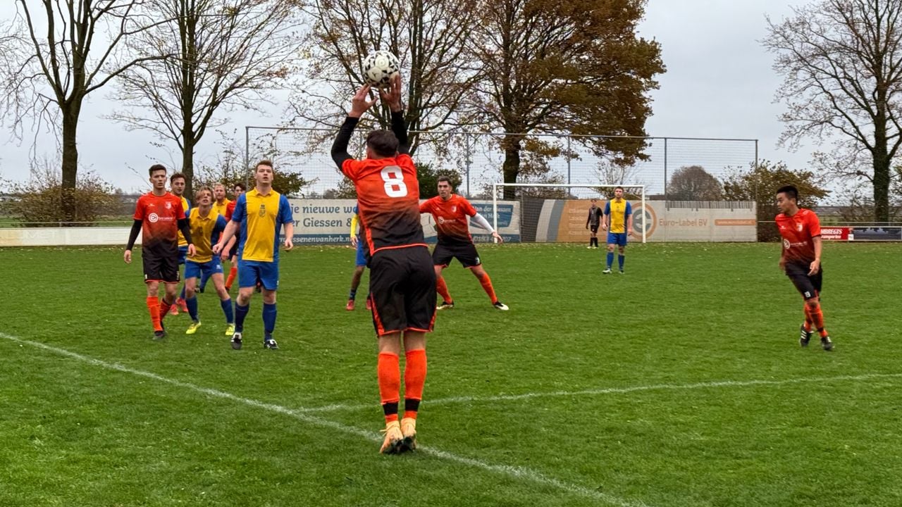 TPO (in het rood) in een wedstrijd tegen De Schutters (foto: Eva de Schipper)