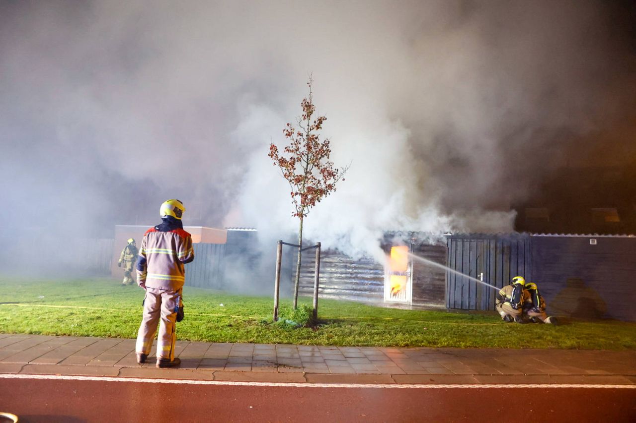 De vlammen sloegen uit de schuur (foto: Addy Smits / Persbureau Heitink).