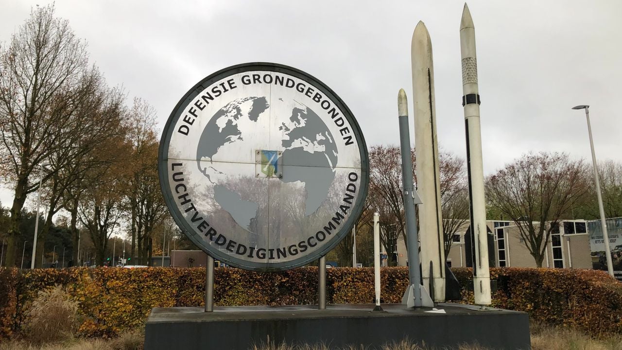 Logo DGLC met raketten bij hoofdpoort Vredepeel (foto: Willem-Jan Joachems)