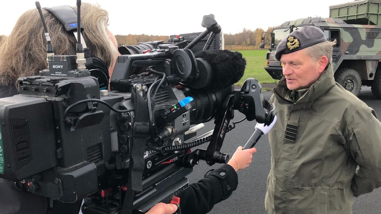 Kolonel Spanjer wordt geïnterviewd woensdag (foto: Willem-Jan Joachems)