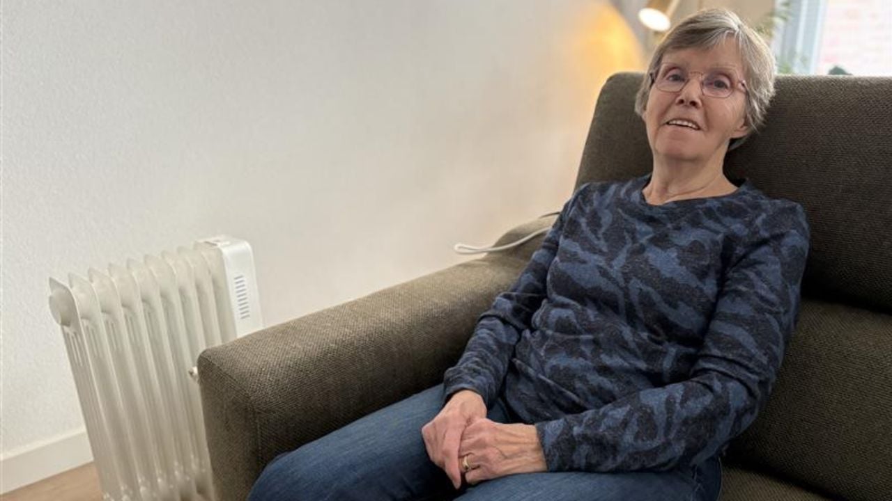 Nel probeert zich warm te houden met een elektrisch kacheltje (foto: Wilco Zonneveld).