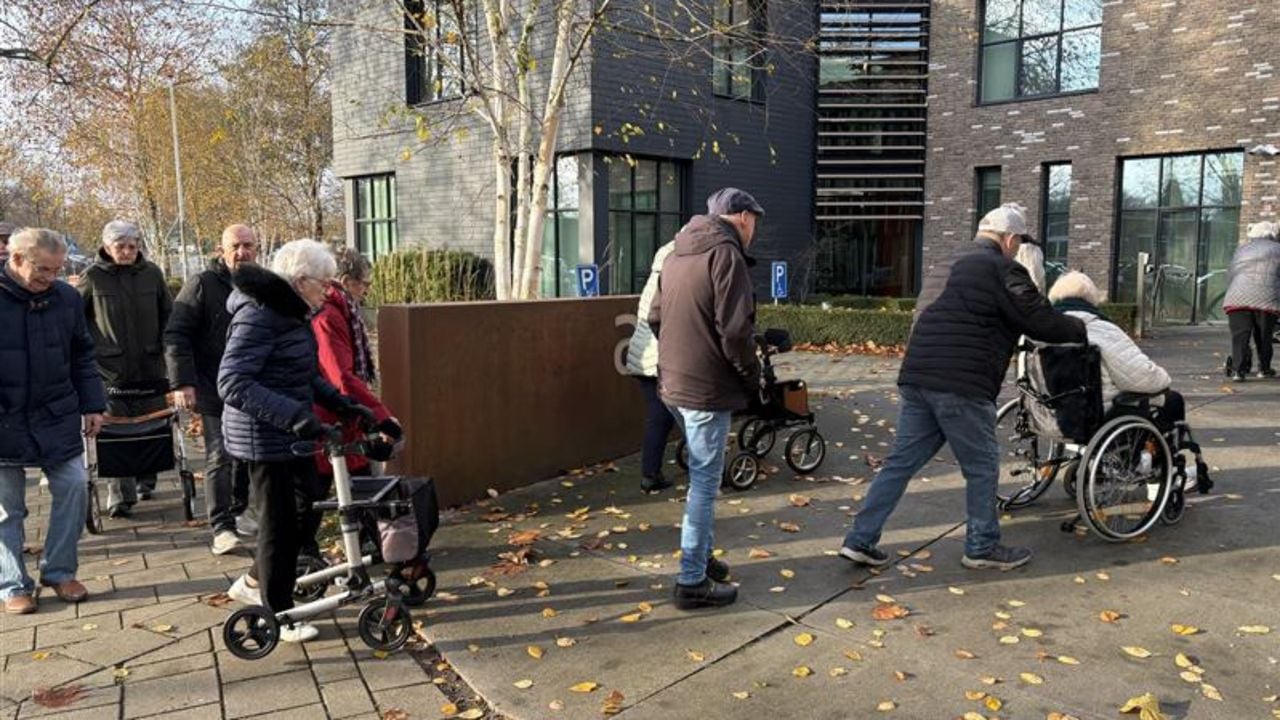 De bewoners onderweg naar de woningcorporatie (foto: Wilco Zonneveld).