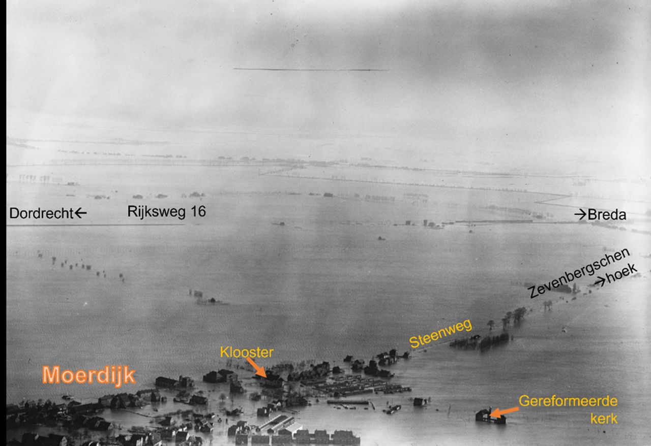 Moerdijk staat tijdens de watersnoodramp van 1953 volledig onder water (bron: Erfgoed Moerdijk)