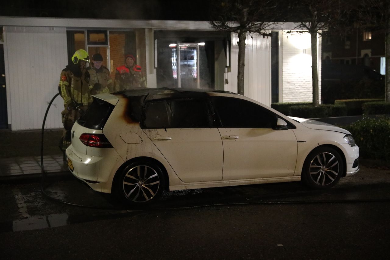 Hoe de autobrand in Roosendaal kon uitbreken, wordt onderzocht (foto: Christian Traets/Persbureau Heitink).