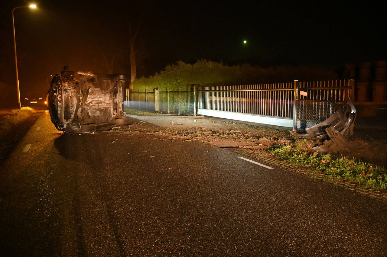 Het ongeluk op de Bovenstraat in Hoeven gebeurde rond halfdrie 's nachts (foto: Perry Roovers/Persbureau Heitink).