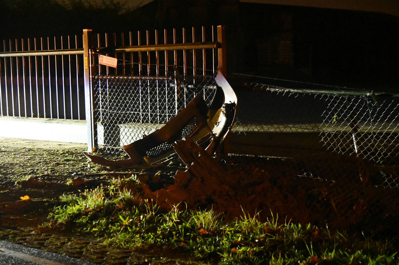 Bij de crash in Hoeven raakte auto auto aanzienlijk beschadigd (foto: Perry Roovers/Persbureau Heitink).
