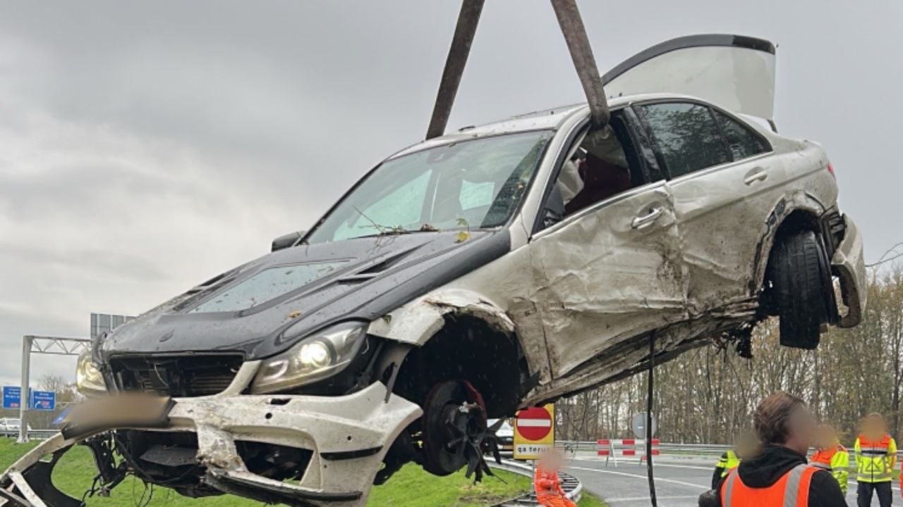 De auto is op de A17 in beslag genomen door de politie (foto: @verkeerspolitie_zwb).