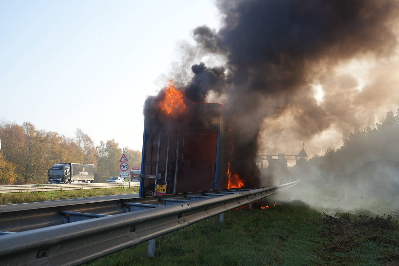 De oplegger staat in brand op de A58 bij Ulvenhout (foto: Jeroen Stuve/Persbureau Heitink).