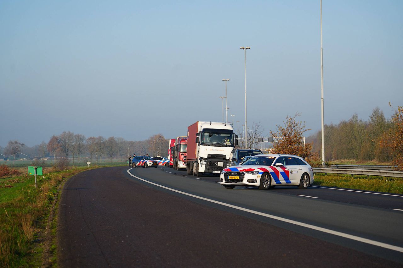 De oplegger staat in brand op de A58 bij Ulvenhout (foto: Jeroen Stuve/Persbureau Heitink).