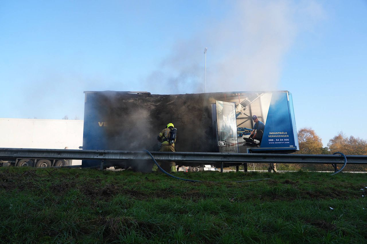 De oplegger staat in brand op de A58 bij Ulvenhout (foto: Jeroen Stuve/Persbureau Heitink).
