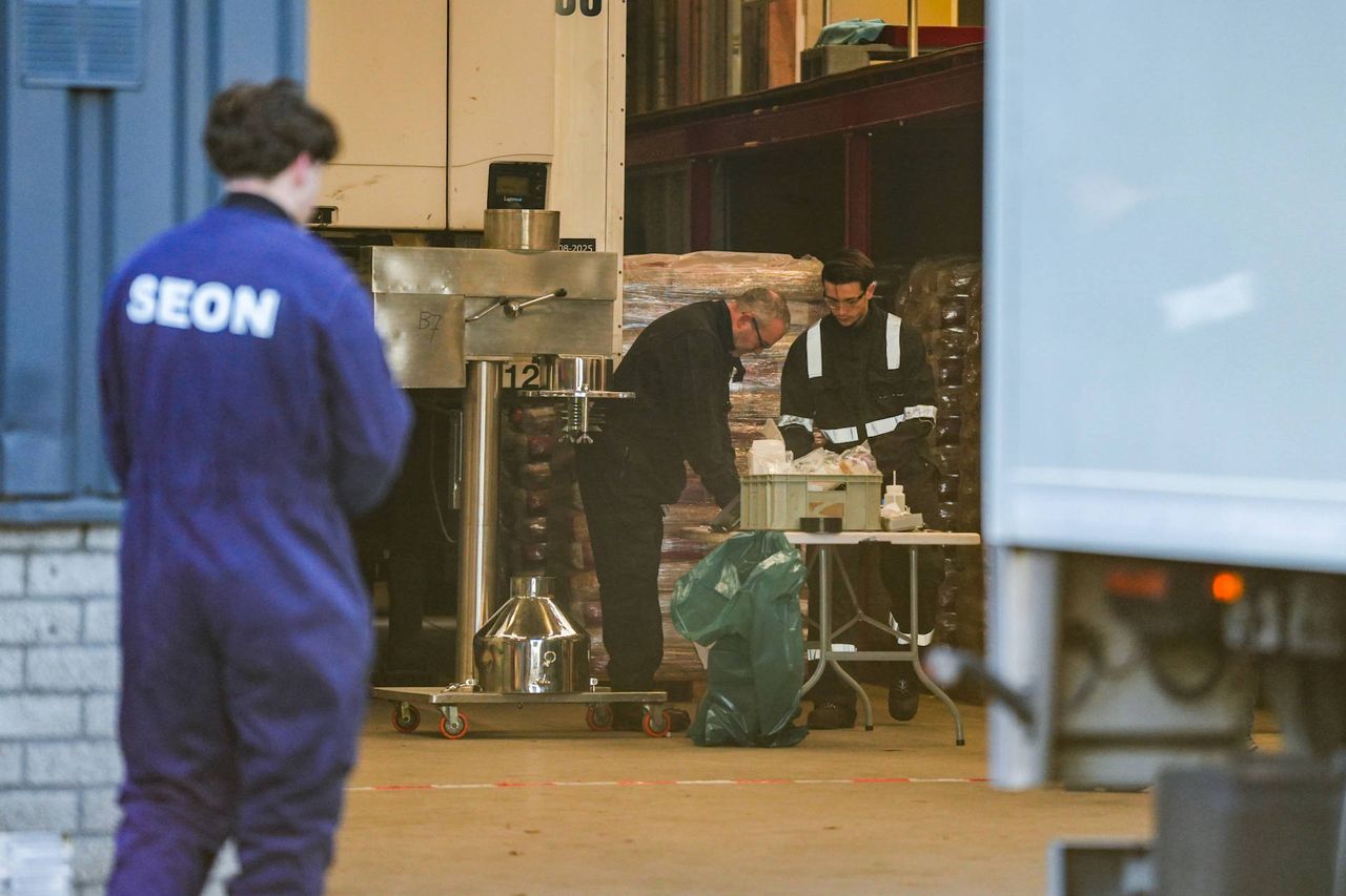 Politie valt bedrijfspand binnen in Eindhoven (foto: Persbureau Heitink).