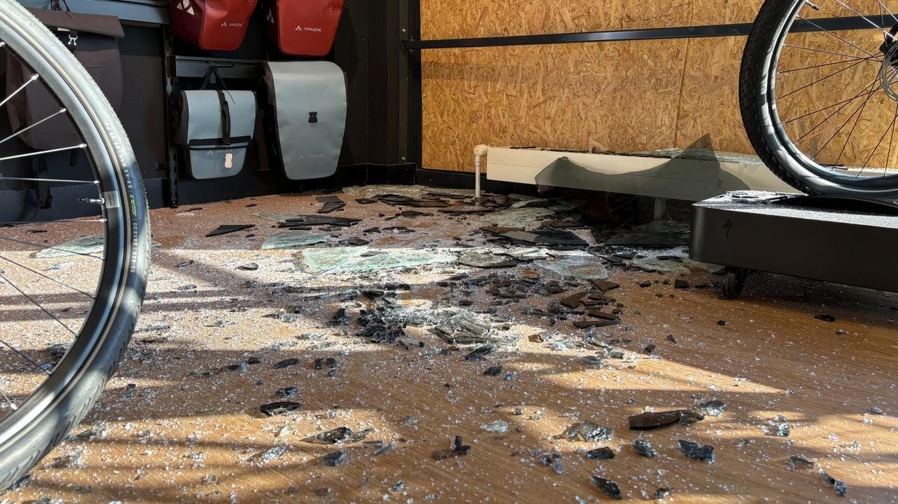De ingeslagen ruit is afgedekt op de grond liggen de scherven nog (foto: Wilco Zonneveld)