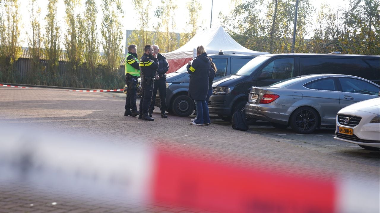 Op een parkeerplaats in Den Bosch heeft de politie een dode man gevonden (foto: Bart Meesters/Persbureau Heitink).