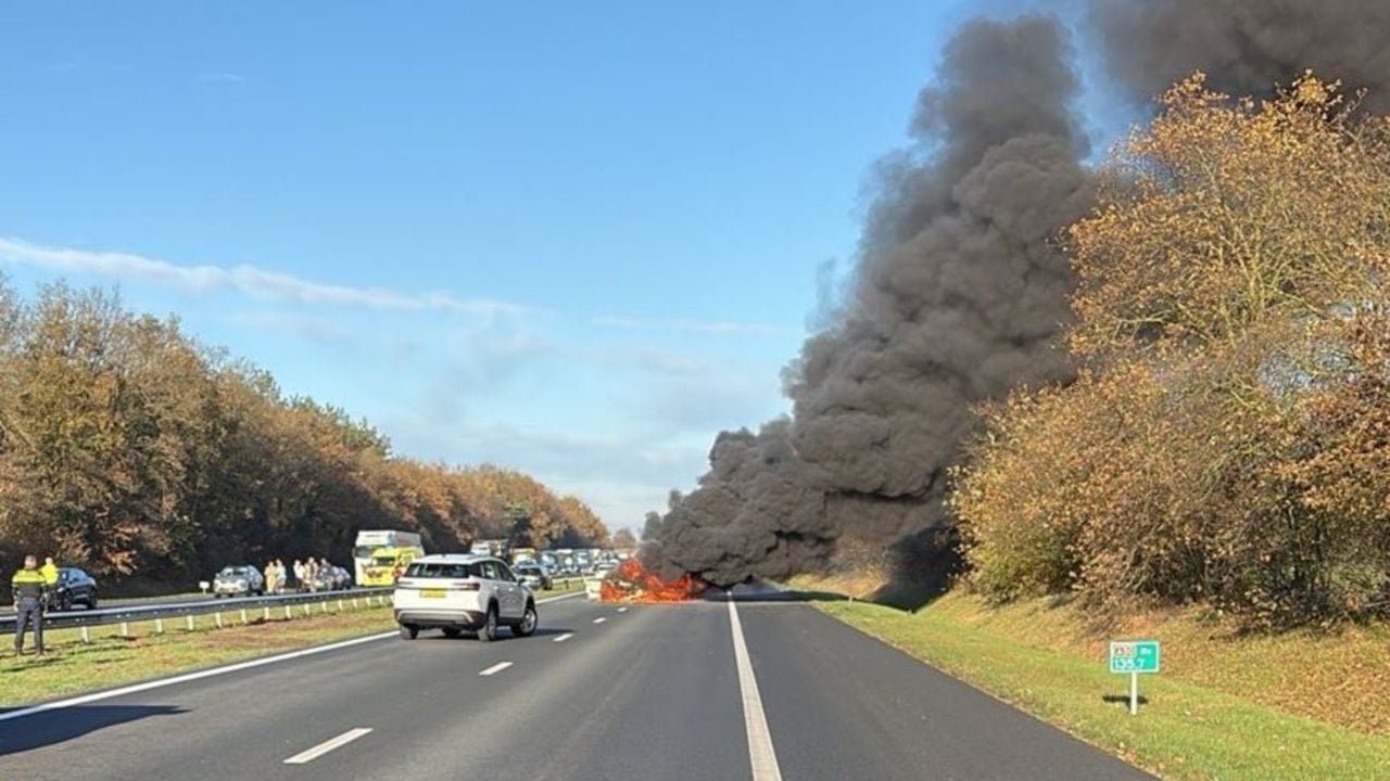 Op de A50 bij Paalgraven heeft een ongeluk plaatsgevonden, de weg richting Nijmegen is dicht (foto: Rijkswaterstaat Verkeersinformatie).