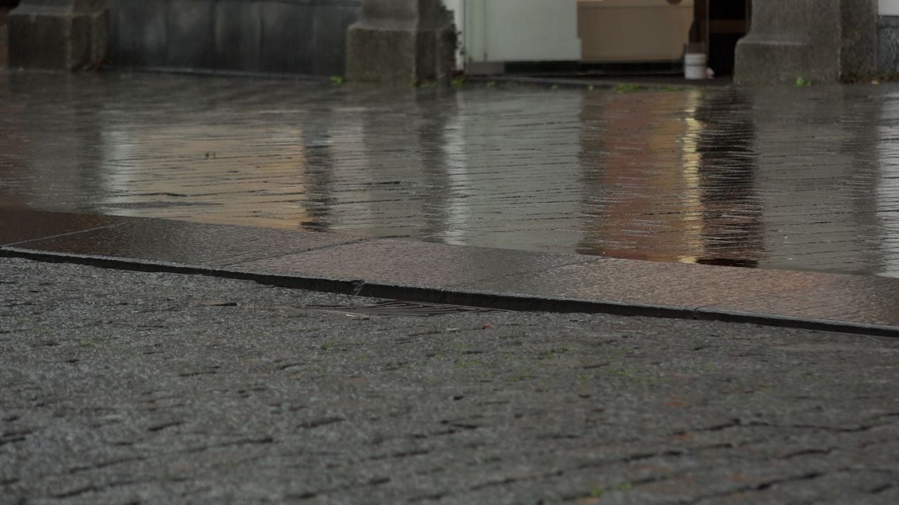 Oneffen gladde stoeprand op de Markt (foto: Dtv Nieuws).