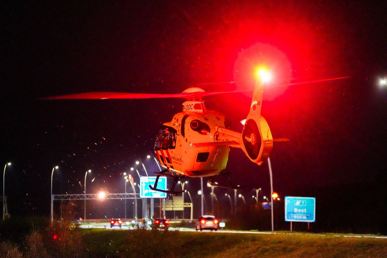 Vanwege de zware crash op de A2 bij Eindhoven werd een traumaheli opgeroepen (foto: Persbureau Heitink).